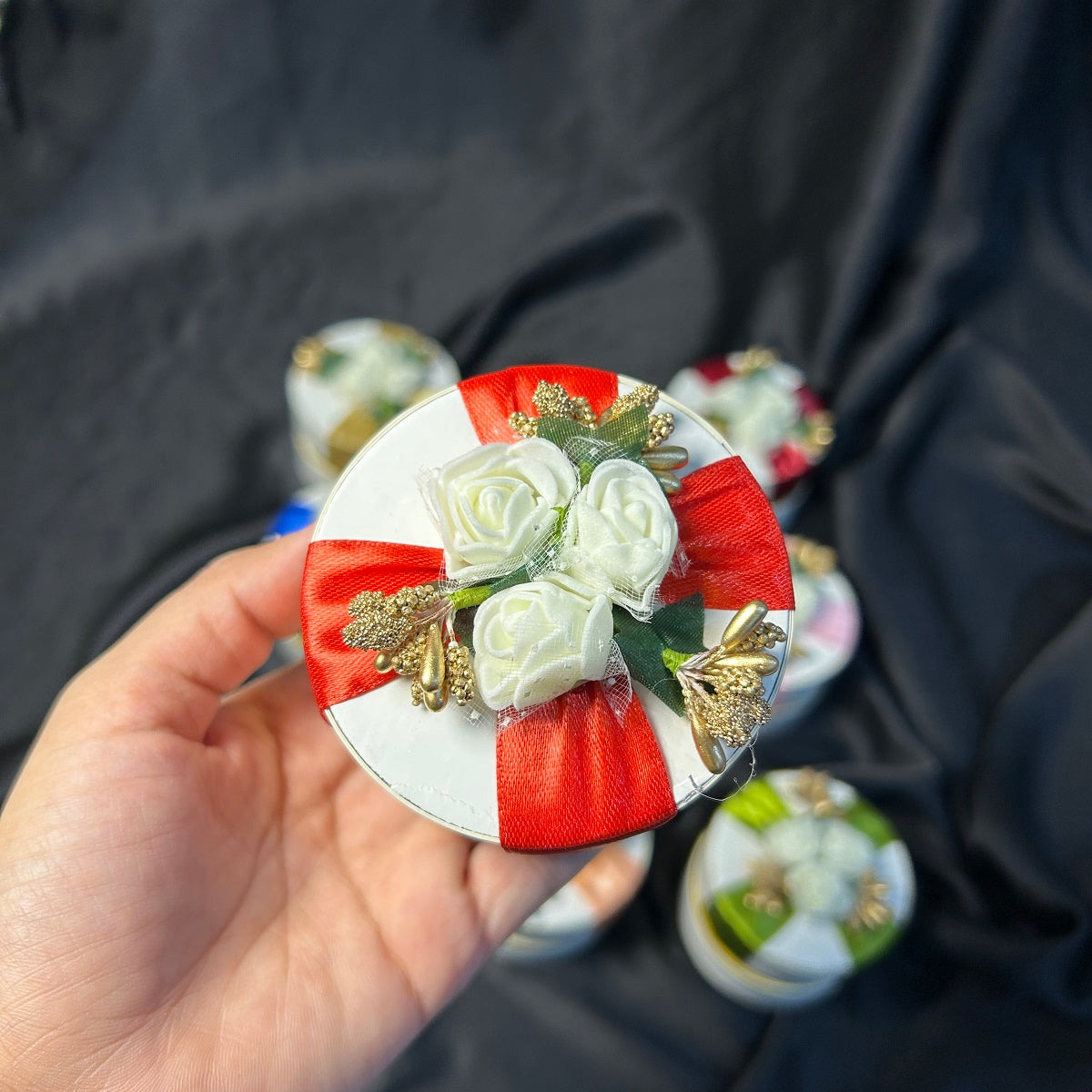 Round shape Nikkah Bid/Wedding Favors Box with Stamen Flowers