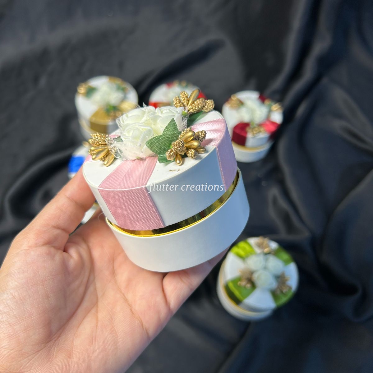 Round shape Nikkah Bid/Wedding Favors Box with Stamen Flowers