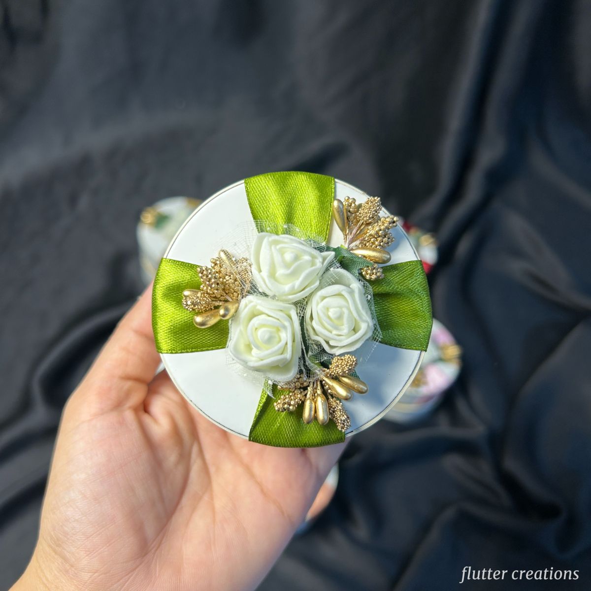 Round shape Nikkah Bid/Wedding Favors Box with Stamen Flowers