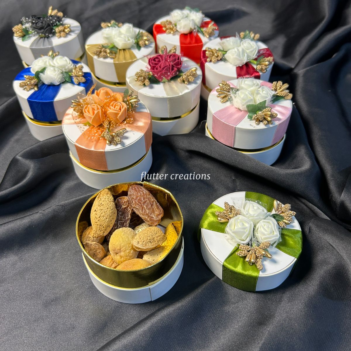 Round shape Nikkah Bid/Wedding Favors Box with Stamen Flowers