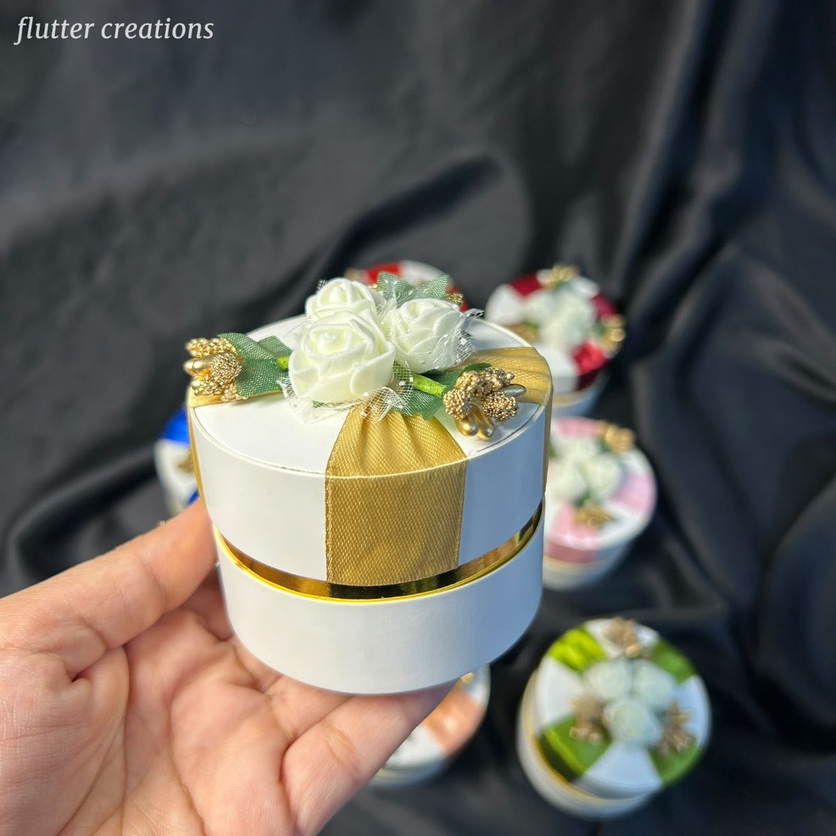 Round shape Nikkah Bid/Wedding Favors Box with Stamen Flowers